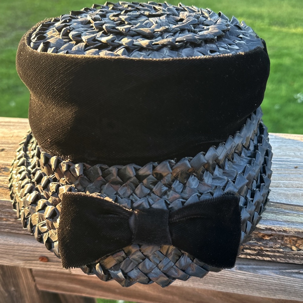 Vintage 1950s Black Tilt Cocktail Hat Velvet Bow Union Made Millinery - Picture 2 of 12